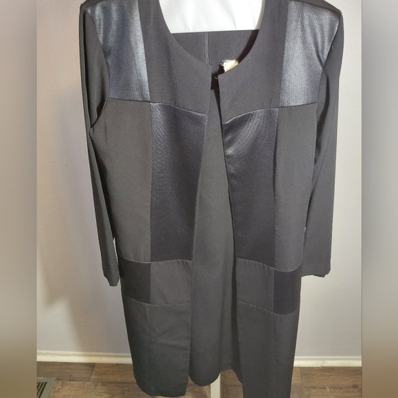 Chic Black Midi Dress with Long Sleeves - Picture 1 of 6